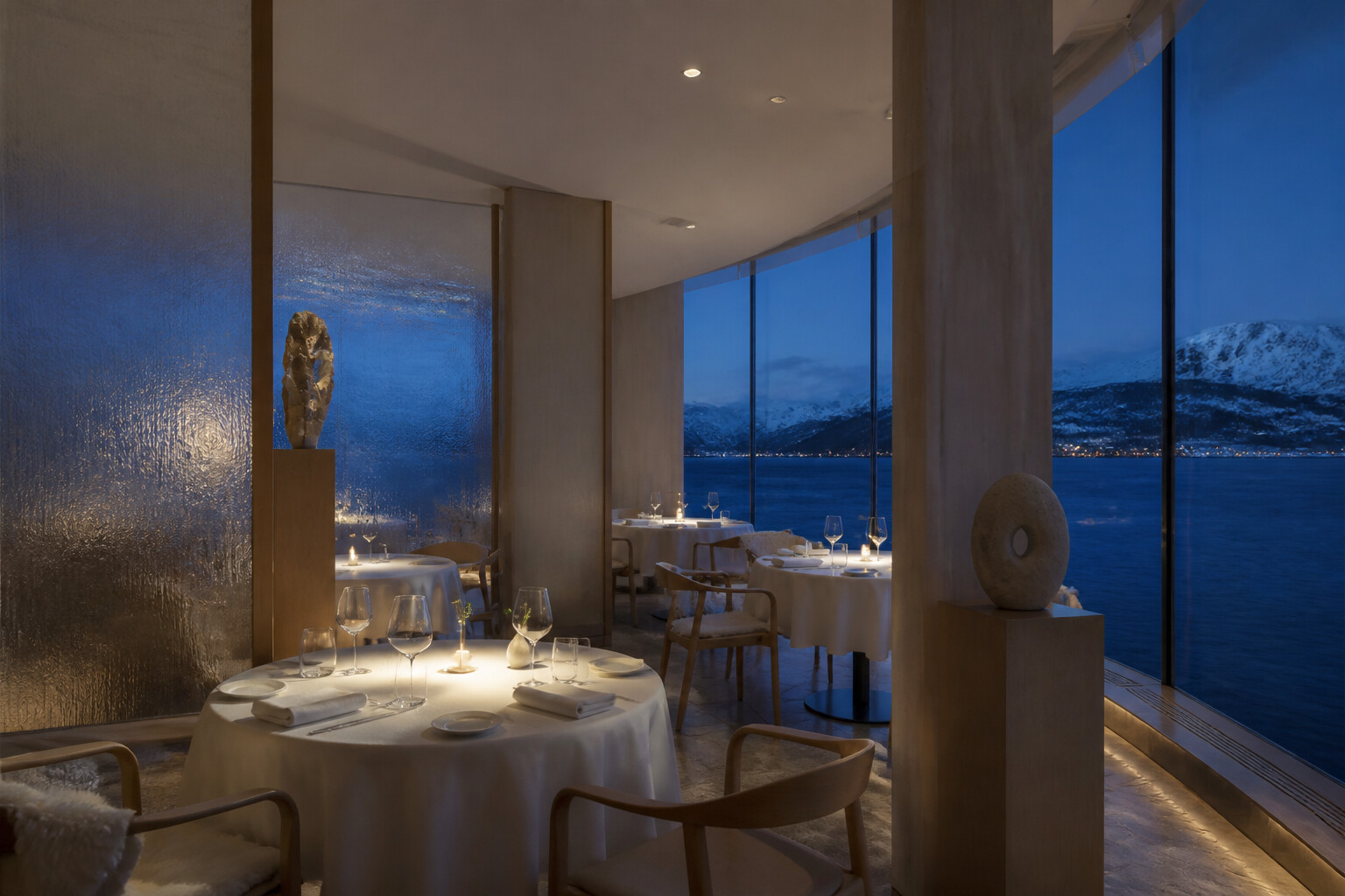Perletonet restaurantrom med dempet kveldslys